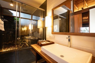 Moderne Badezimmer mit Naturoptik