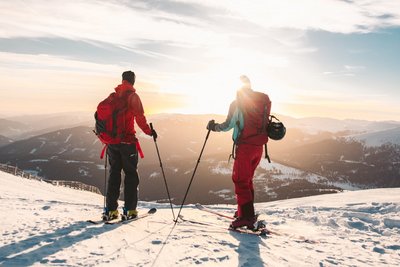 Genießen Sie das winterliche Bergpanorama