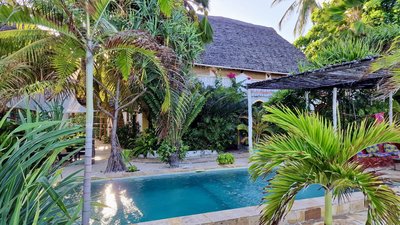 Die Villa Bahati umgeben von grünen Pflanzen
