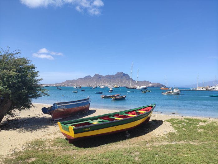 Bunte Boote vor der Küste der Kapverden