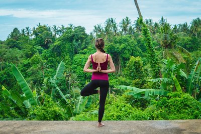 Yoga-Übungen mit Blick ins grüne auf Bali