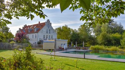 Entspannen Sie sich im wunderschönen Garten des Gutshaus Parin