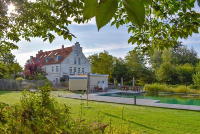 Entspannen Sie sich im wunderschönen Garten des Gutshaus Parin