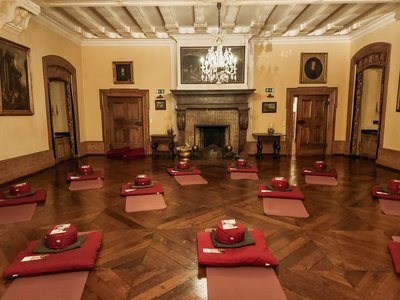 Wohltuende Einheiten im gemütlichen Yogaraum im Schloss Melschede
