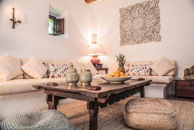 Der liebevoll dekorierte Gemeinschaftsraum der mallorquinischen Finca freut sich auf seine Gäste