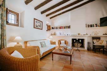 Das Wohnzimmer der Menorca Suite mit mediterranen Flair
