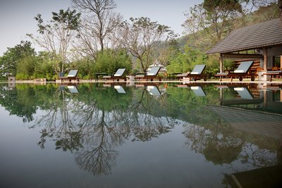 Inmitten des Gartens ein Bad im Pool genießen