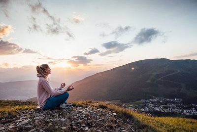 Genießen Sie den Sonnenaufgang über den Bergen