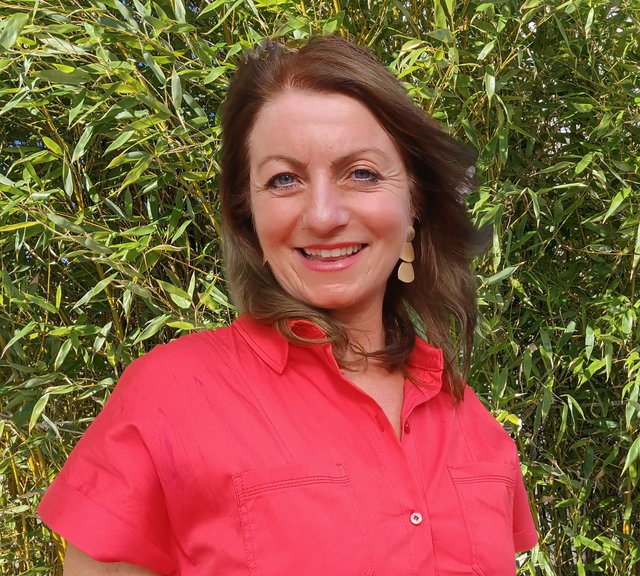 NEUE WEGE Mitarbeiterin Carmen Pfletschinger