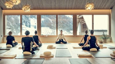 Tägliche Meditations-Einheiten mit Blick auf die schneebedeckten Berge